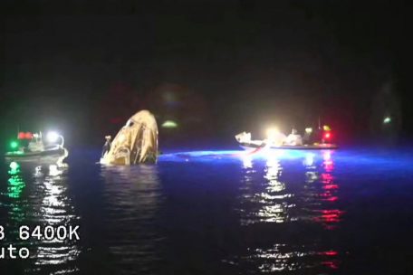 In diesem Standbild aus einer NASA-Fernsehsendung schwimmt das SpaceX Dragon Endurance-Raumschiff in den fr&uuml;hen Morgenstunden des 6. Mai 2022 im Wasser vor der K&uuml;ste von Tampa (Florida) mit Bergungsbooten&nbsp;