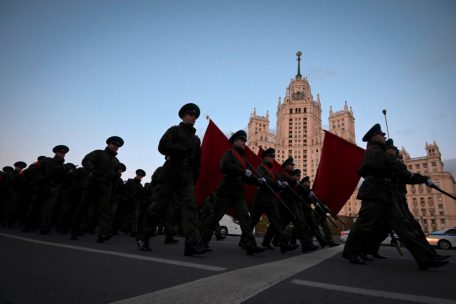 &Uuml;ben f&uuml;r die Parade: Russische Soldaten marschieren durch Moskau