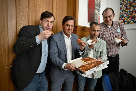 Buon appetito: Christian Bettendorff, Pim Knaff, Andrea Deidda und Luc Ewen (v.l.n.r.) g&ouml;nnen sich ein St&uuml;ck der Escher Pizza