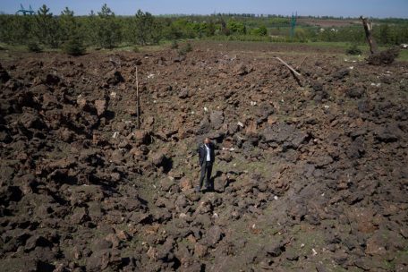 Ein Mann steht am 7. Mai im Krater einer Explosion nach einem russischen Luftangriff in&nbsp;Bachmut in der Oblast Donezk in der Ostukraine