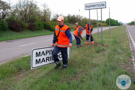 Dieses vom Verkehrsministerium der Volksrepublik Donezk am 5. Mai 2022 ver&ouml;ffentlichte Bild zeigt st&auml;dtische Arbeiter, die au&szlig;erhalb der Stadt Mariupol ukrainische Stra&szlig;enschilder in russische umwandeln 