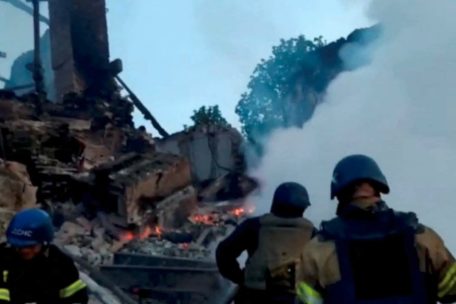 Russlands Krieg / Bis zu 60 Tote nach Bombardierung von Schule in der Ukraine befürchtet – Rätsel um Killer-Drohnen