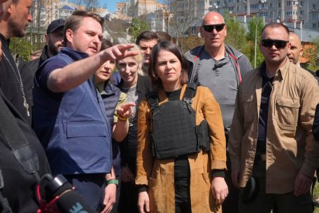 Ukraine-Krieg / „Diese Opfer könnten wir sein“ – Baerbock bei Kiew-Besuch erschüttert