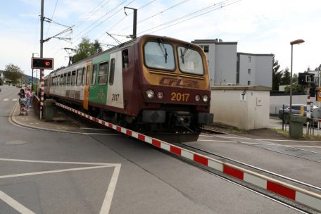 Bei geschlossenen Schranken warten die meisten Passanten. Allerdings gibt es immer wieder Menschen, die schnell noch &uuml;ber die Gleise wollen.