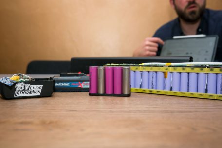 Ein ge&ouml;ffneter Batterie-Pack mit den Zellen