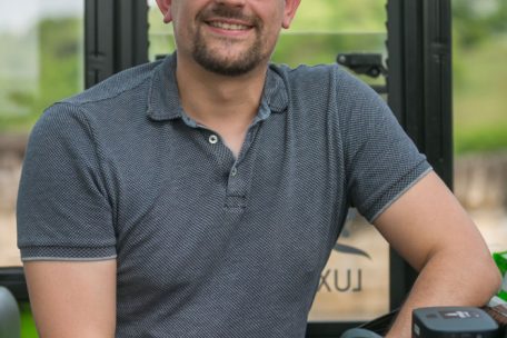 In der ersten Woche nach der offiziellen Eröffnung fährt der Geschäftsführer von „Urban Timetravel“, Johannes Berdin, im Minizug mit, um zu sehen, wie die Neuheit ankommt