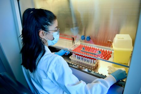 Corona-Fallzahlen / „Santé“ meldet am Donnerstag: 869 von 2.337 Tests positiv – ein weiterer Mensch stirbt