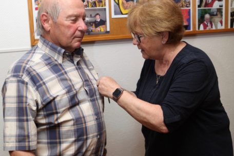 Für 50 Jahre Mitgliedschaft in der UGDA wurde Louis Cornaro ausgezeichnet. Er ist der einzig noch verbleibende aktive Musikant, der im Bergbau gearbeitet hat.