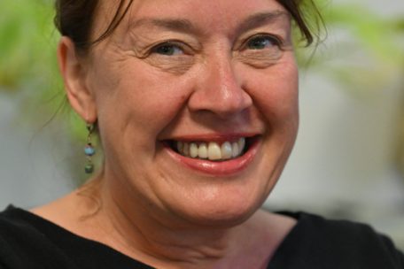 Lehrerin Saskia Goetschalckx arbeitet in der Nähe des T-Gebäudes und will helfen, wenn Unterstützung gebraucht wird