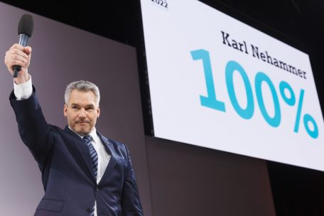 Österreich / Corona und Skandale egal: Nehammer einstimmig zum ÖVP-Parteichef gekürt