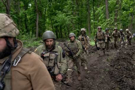 Ersch&ouml;pfte Gesichter: Ukrainische Soldaten gehen in der N&auml;he eines k&uuml;rzlich zur&uuml;ckeroberten Dorfes n&ouml;rdlich von Charkiw in der Ostukraine durch den Wald