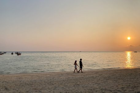 Stille statt Party: Den Strand der Bucht Loh Ba Kao Bay auf Phi Phi Don haben Urlauber fast für sich allein