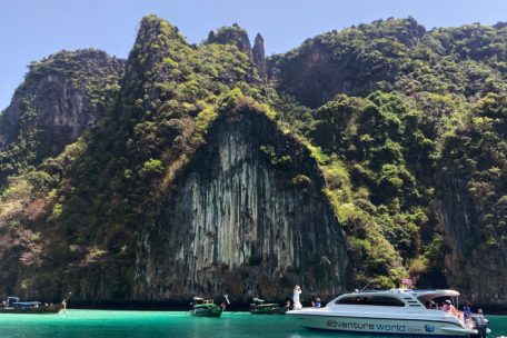 Auf Phi Phi Leh liegt die Maya Bay, die nach mehrjähriger Schließung wieder geöffnet ist. Boote müssen nun aber auf der gegenüberliegenden Seite der Insel ankern