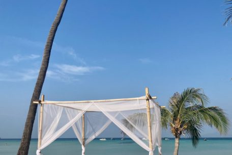 Was für ein Sitzplatz in einem Restaurant in der Loh Ba Kao Bay: Noch haben Touristen die meisten Traumstrände des Archipels für sich