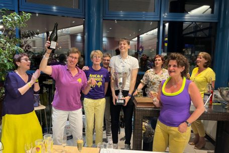 Ivor Kuresevic tanzte auf der Meisterfeier mit dem Pokal durch die ganze Hall und machte auch einen Zwischenstopp bei den flei&szlig;igen Helferinnen hinter dem Sekttresen