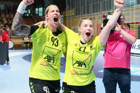 Tina Welter (l.) und Lily Melchior (r.) freuen sich über den Pokalsieg