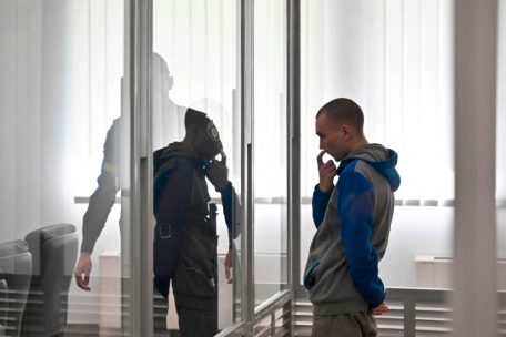 Im ersten ukrainischen Kriegsverbrecherprozess ist ein 21 Jahre alter russischer Soldat zu lebenslanger Haft verurteilt worden