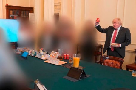 Großbritannien / Johnsons Regierung verteilt Milliardengeschenke zur Ablenkung von Corona-Partys