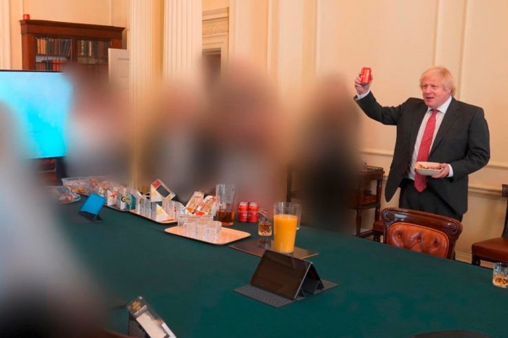 Großbritannien / Johnsons Regierung verteilt Milliardengeschenke zur Ablenkung von Corona-Partys