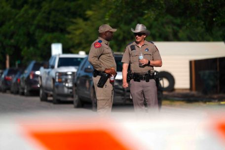 Fast schon traurige amerikanische Tradition: ein Absperrband mit Polizisten