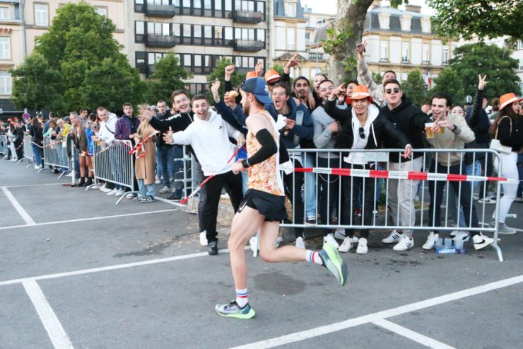 Beste Stimmung / Die Stadt zum Leben erweckt: ING Night Marathon zieht tausende Zuschauer an