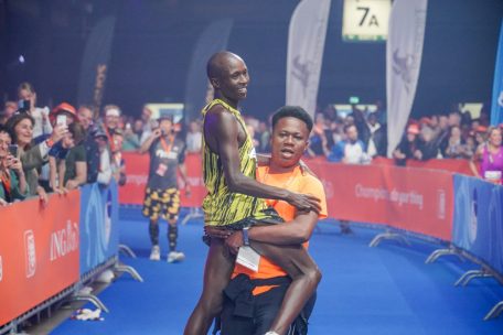 Ehrenrunde f&uuml;r Sieger Ezekiel Kiprop Koech auf den Armen eines Helfers&nbsp;