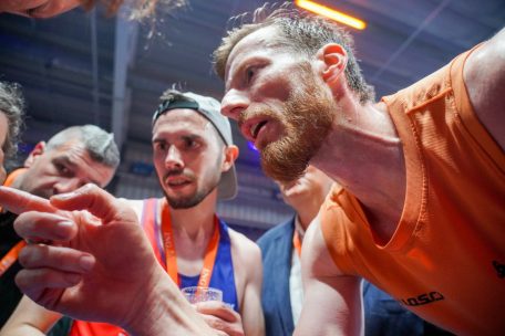 Erst ein Blick auf das Handy und den Liveticker gaben Klarheit: Bertil M&uuml;ller (r.) setzte sich knapp vor Philippe Gillen (l.) durch und ist somit bester Luxemburger des ING Marathons 2022