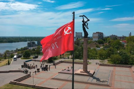 Russische &bdquo;Denazifizierungs&ldquo;-Propaganda: &Uuml;ber Cherson weht die Siegesfahne der Sowjetarmee, die an den Sturm auf den Reichstag in Berlin erinnert