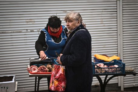 &bdquo;Alle sehen viel &auml;lter aus im Vergleich zu letzter Woche&ldquo;: Tetjana Bartschtschewska verkauft noch Fleisch in Soledar