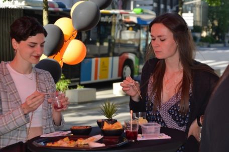 Unsere Korrespondentin Eneida Beshaj (l.) kostete die veganen Speisen, die von fleischlosem Chili con Carne bis zum veganen Burger reichten