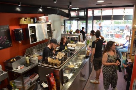 Wer vegane Gerichte mag, kann vor Ort speisen oder auch Essen bestellen. Das Restaurant arbeitet mit einem Lieferdienst zusammen.