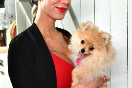 Evelyna und ihre st&auml;ndige Begleiterin Fiona, ein drei Monate alter Zwergspitz