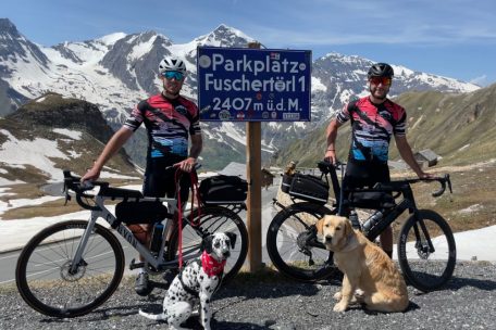 Vorbereitung am Gro&szlig;glockner: Kim Simon (l.) und Stefan Lafontaine (r.) vor rund zwei Wochen. Im Trainingslager dabei waren auch Duke (l.) und Scotty (r.). Die Hunde mussten die Passh&ouml;hen im Gegensatz zu ihren Herrchen aber nicht selbst erklimmen, sondern fuhren im Begleitwagen mit.&nbsp; &nbsp;