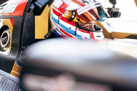 Gary Hauser im engen Cockpit des LMP3-Prototypen