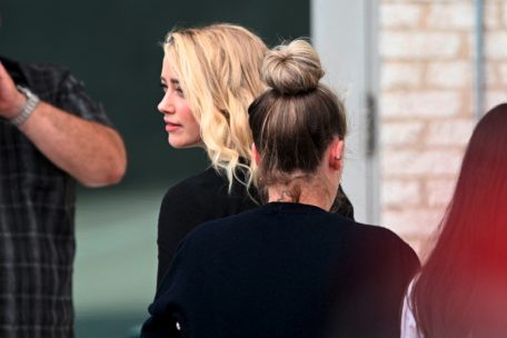 US-Schauspielerin Amber Heard und ihre Schwester Whitney Heard (rechts) treffen am Mittwoch im Fairfax County Courthouse ein