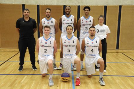 Das erste luxemburgische 3x3-Nationalteam bei den Herren. Vordere Reihe, v.l.n.r.: Victor Stein (Reservespieler), Scott Morton, Malik Wilson; hintere Reihe, v.l.n.r.: Majdi Anan (Coach), Christophe Laures, Sam Ferreira, Denilson Ramos (Reservespieler), Julie Bouvy (Physio)
