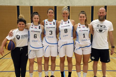Die Delegation, die Luxemburg in Zypern bei den Damen vertreten wird, v.l.n.r.:&nbsp;Larissa Lisarelli (Physio), Amra Hasanovic, Nadia Mossong, Bridget Yoerger, Michelle Dittgen, Vincent Gevrey (Coach)