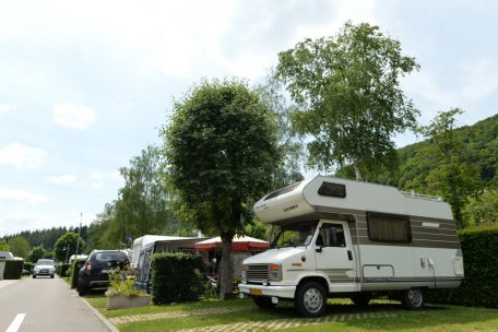 Wie hier auf dem Camping in Clerf zu sehen, darf man als Urlauber auf dem Campingplatz wenig Berührungsängste haben. Und ganz wichtig: Für einen Plausch mit dem Nachbarn ist meistens Zeit.