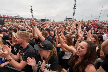 Mittendrin statt nur dabei: Menschenmassen feiern am Freitag bei &bdquo;Rock am Ring&ldquo;