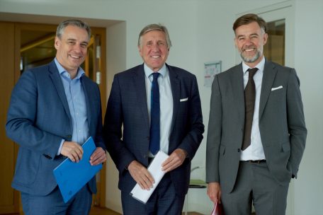 Wollen zwei Fliegen mit einer Klappe schlagen: Minister Claude Meisch (Bildung und Forschung), Vizepremier Fran&ccedil;ois Bausch (Verteidigung) und Minister Franz Fayot (Wirtschaft)
