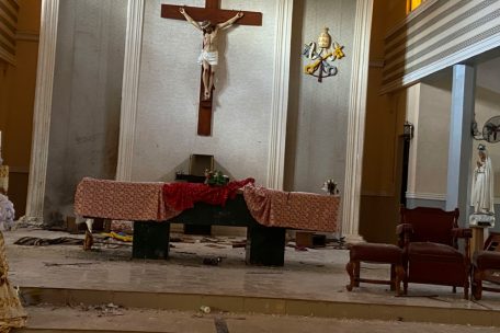 Massaker an Pfingsten / Terror in Nigeria: Bewaffnete töten bis zu 100 Menschen in Kirche