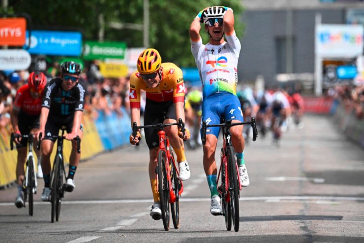 Critérium du Dauphiné / Van Aert und Vuillermoz siegen: Franzose übernimmt Gelbes Trikot 