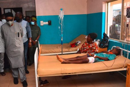 Staatsbeamte gehen an verletzten Opfern vorbei