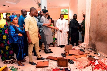 Der Gouverneur des Bundesstaates Ondo, Rotimi Akeredolu (3. v. l.), zeigt auf den blutbefleckten Boden nach dem Angriff