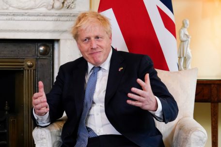 Großbritannien / Vertrauensabstimmung: Boris Johnson überlebt schwer angeschlagen