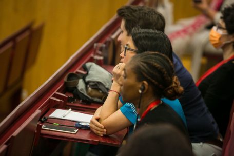 Gespannt h&ouml;rten die Teilnehmer den Vortr&auml;gen zu&nbsp;