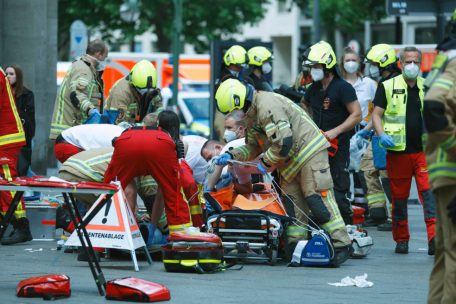 Berlin / Auto fährt in Menschengruppe - ein Toter, mehrere Schwerverletzte
