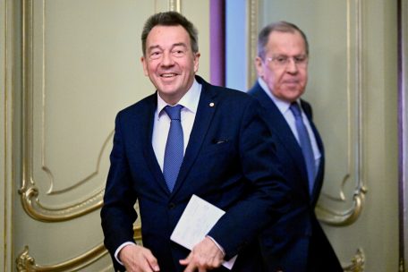 IKRK-Pr&auml;sident Peter Maurer traf Russlands Au&szlig;enminister&nbsp;Sergej Lawrow am 24. M&auml;rz in Moskau. Zuvor war er bereits in die Ukraine gereist. Ein Handshake-Bild mit Lawrow provozierte die Ukrainer. W&auml;hrend Maurer Treffen mit allen Kriegsparteien als Neutralit&auml;t und Unparteilichkeit einer humanit&auml;ren Organisation verteidigte, empfanden die Ukrainer es als Russlands Propaganda-Sieg: Es folgten heftige, bis heute nicht &uuml;berpr&uuml;fbare Vorw&uuml;rfe.