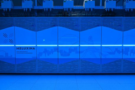 Sch&ouml;ne Fassade: das &Auml;u&szlig;ere des Supercomputers &bdquo;Meluxina&ldquo;