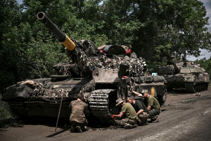 Ukraine-Krieg / Selenskyj wirbt für weitere Annäherung an EU – Frankreich sichert Ukraine weitere schwere Waffen zu